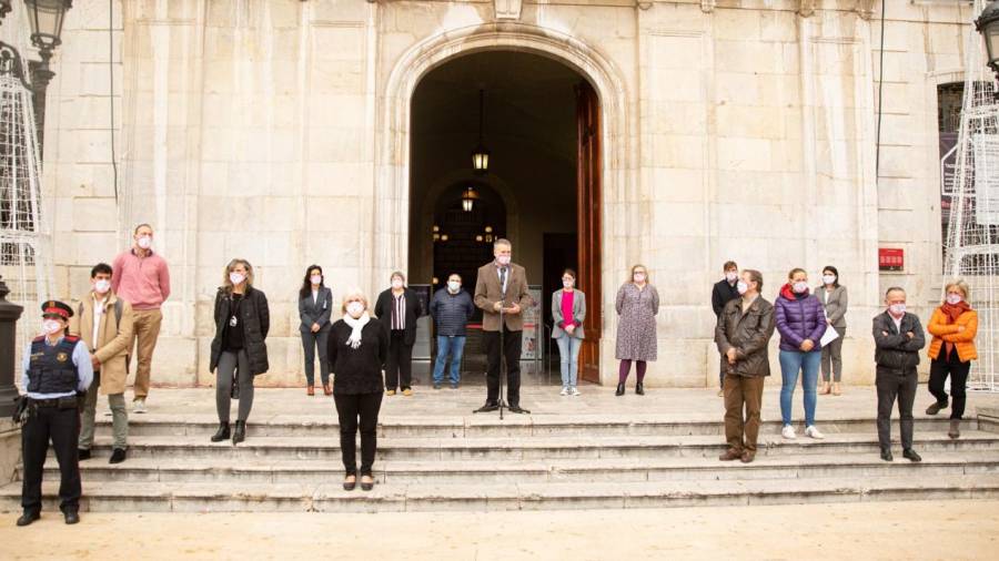 Los miembros del Ayuntamiento de Tarragona, durante la lectura del manifiesto. Foto: Cedida