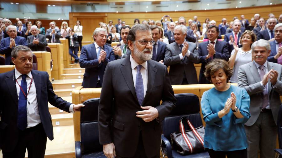 El presidente del Gobierno, Mariano Rajoy, es aplaudido a su llegada al pleno extraordinario del Senado