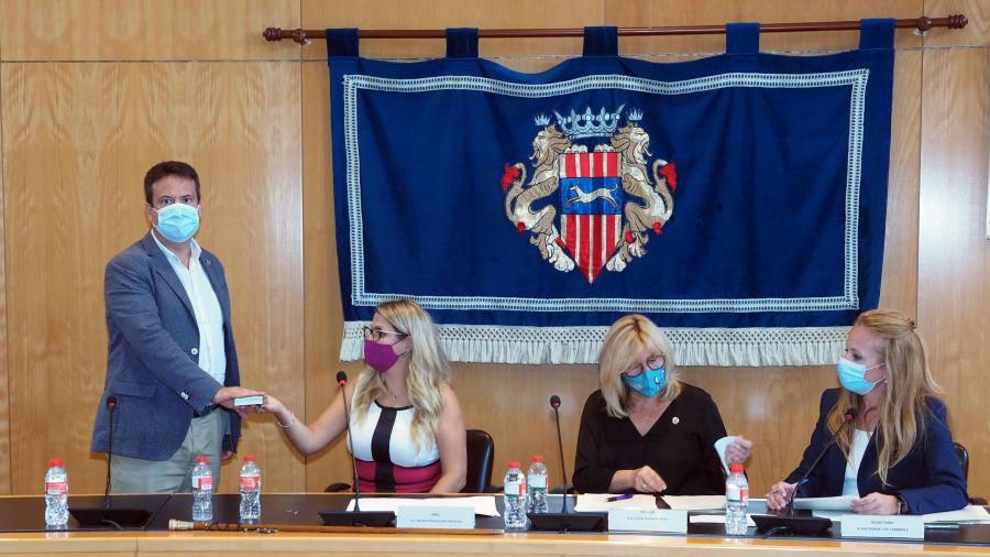 Oliver Klein jurando el cargo ante Natalia Pleguezuelos, Cinta Aran y la secretaria municipal. FOTO: Ajuntament de Cambrils
