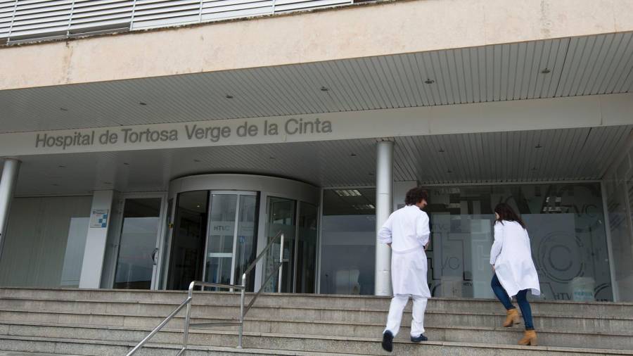 Accés principal a l'Hospital Verge de la Cinta de Tortosa. Foto: Joan Revillas