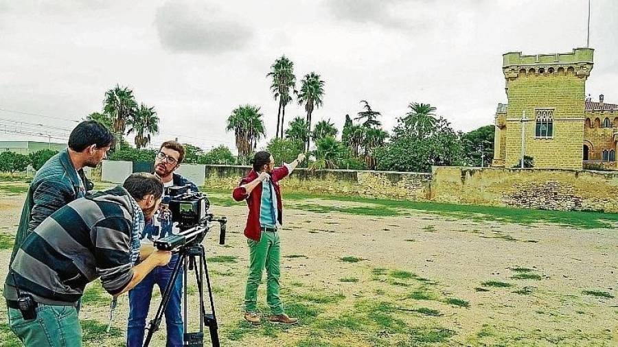 Participantes de la edición pasada rodando un cortometraje ‘in situ’ en el Castell de Vila-seca. FOTO: Cedida