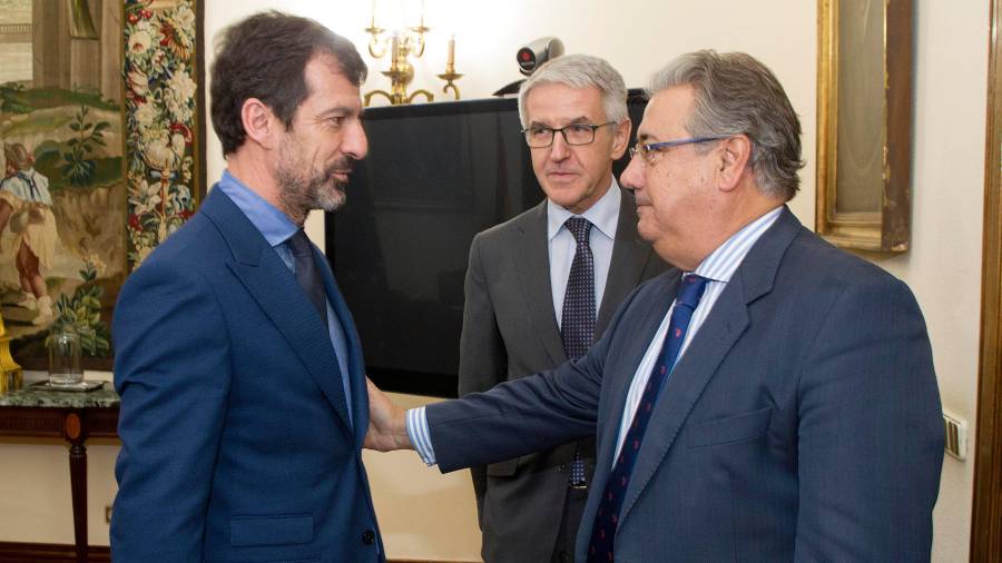 Imatge d'arxiu del nou cap dels Mossos d'Esquadra, el comissari Ferran López, amb el ministre de l'Interior, Juan Ignacio Zoido, en la reunió a Madrid, el 30 d'octubre del 2017. FOTO: Ministeri de l'Interior / ACN