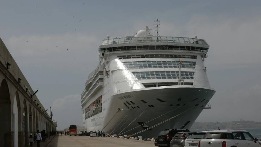 El Costa Victoria, de la naviera Costa Cruceros, atracado en el Muelle de Llevant del Port de Tarragona. FOTO: lluís milián
