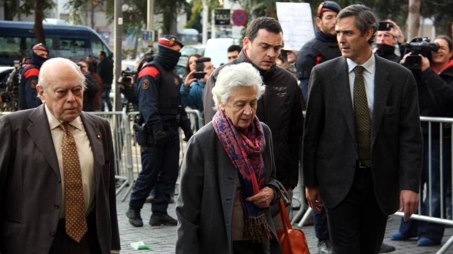 Jordi Pujol i Marta Ferrussola, entrant a la Ciutat de la Justícia, custodiats per personal de seguretat. FOTO: ACN