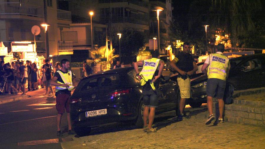 Agentes de Mossos inspeccionen un cotxe durant la matinada del 18 d'agost a Cambrils. FOTO: EFE