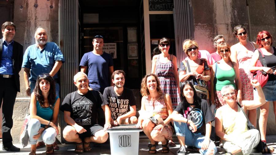 Pla general dels membres de l’Esquerra Independentista a l’entrada del Casal Popular Sageta de Foc a Tarragona aquest 10 de juliol del 2018. ACN