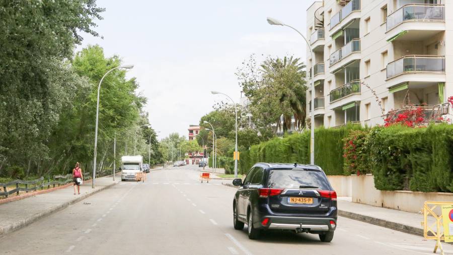 Los cambios afectarán a la calle de Sant Jaume, situada al lado del barranco de la Mare de Déu del Camí, que pasará de tener plazas de estacionamiento en línea a tener plazas en batería. FOTO: ALBA MARINÉ