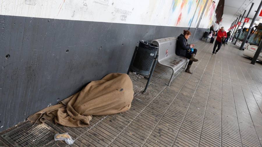 Este joven vive y duerme desde hace semanas en el mismo andén de la estación de autobuses. FOTO: PERE FERRÉ