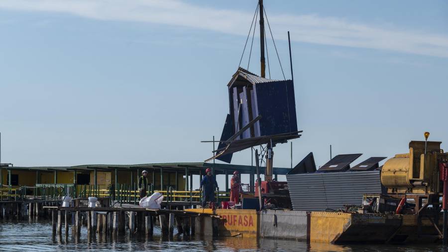 Per a realitzar els treballs s’ha muntat una pontona amb una grua incorporada. FOTO: JOAN REVILLAS