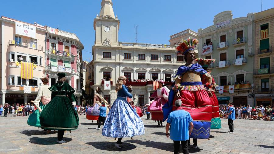 Els gegants de Reus ballant a la plaça del Mercadal. FOTO: Fabián Acidres