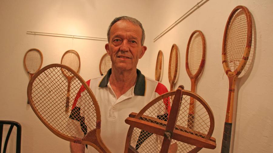 Domingo Benito, con varias de sus raquetas históricas. FOTO: Pere Ferré
