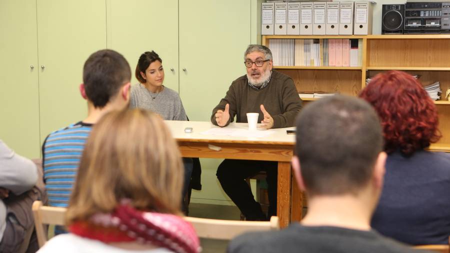 Raquel Ferret i Salvador Palomar, en una foto d’arxiu, durant un col·loqui a la seu de Carrutxa, a Reus. FOTO: ALBA MARINÉ.