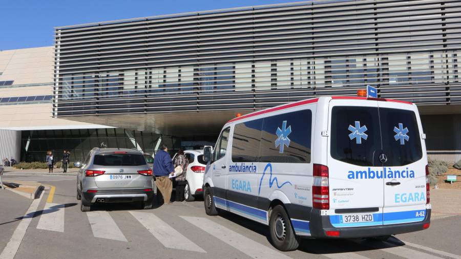 Una ambulancia de la compañía Egara, ayer por la mañana en la puerta del Sant Joan. FOTO: Alba Mariné