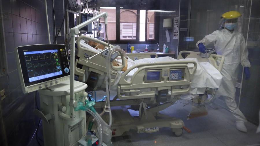 Imagen de archivo de la atención a un paciente de Covid-19 en la UCI del Hospital de Santa Tecla de Tarragona. FOTO: pere ferré/DT