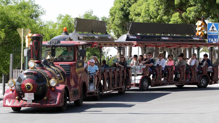 El trenet turístic tiene un gran éxito entre los turistas que visitan la ciudad de Tarragona. Foto: DT