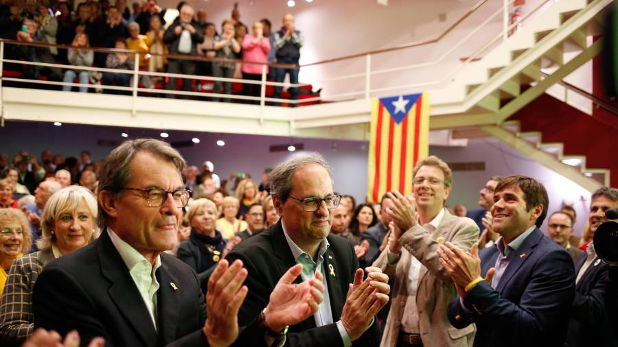 El expresident Artur Mas y el president Quim Torra (centro), junto al diputado Ferran Bel y al alcaldable Dídac Nadal, ayer. FOTO: Fabián Acidres