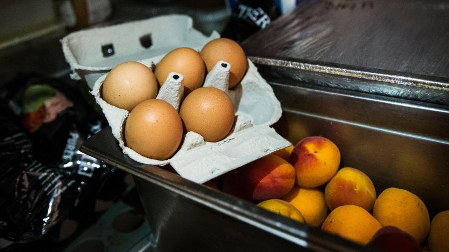 Vista de un cartón de huevos en un restaurante de París. Foto: efe