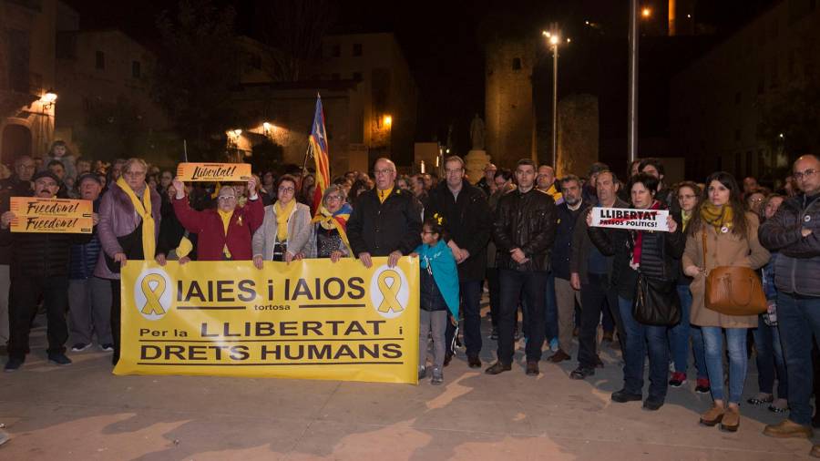 Imagen de la gran pancarta que se ha visto esta noche en Tortosa. Foto: Joan Revillas