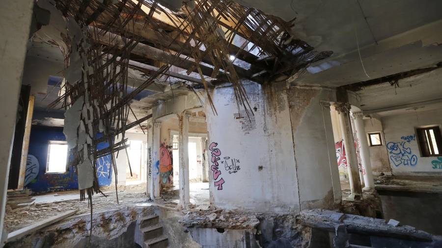 El deterioro del interior de la antigua masía de Mas d’en Sorder, en la que se prevé construir un hotel con encanto. FOTO: PERE FERRÉ