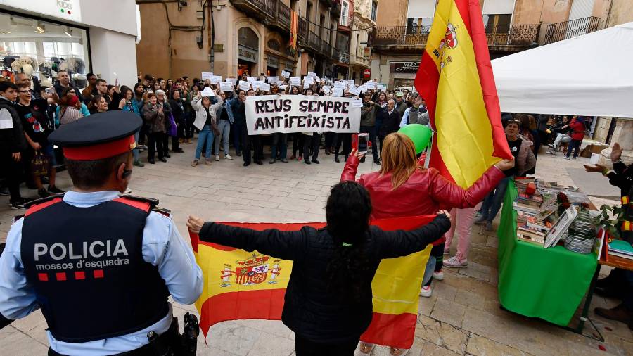 Manifestantes delante de la parada de Vox, esta tarde en Reus. FOTO: Alfredo González