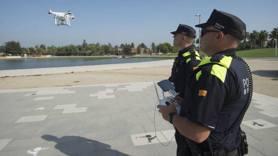 Los agentes de la Policía Local de Amposta pilotando un dron. FOTO: JOAN REVILLAS/DT