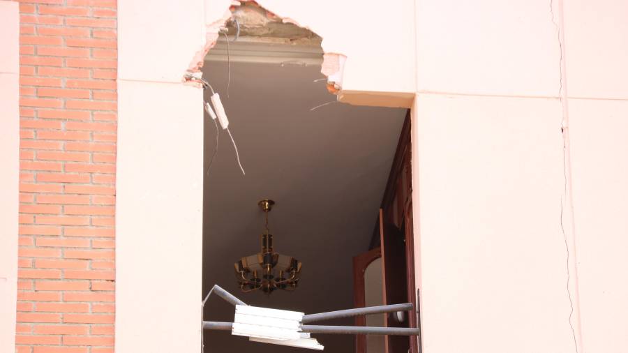 Imagen del estado en que quedó la ventana del vecino de Torreforta que falleció tras la explosión. ACN