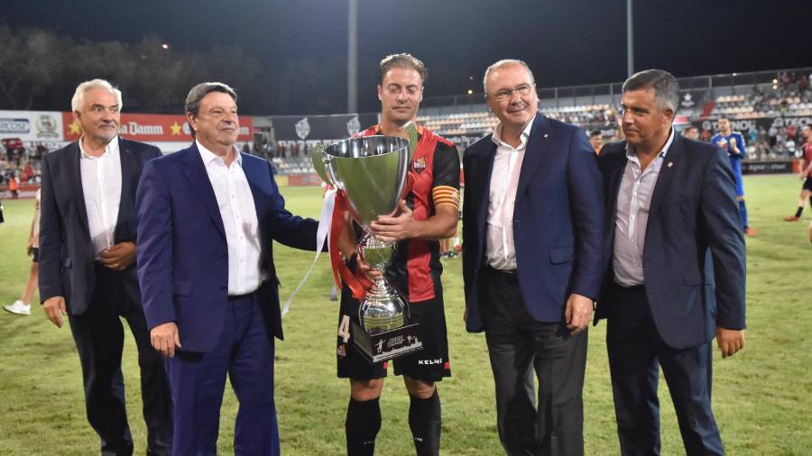 Imagen del capitán del CF Reus recibiendo el trofeo. Alfredo González