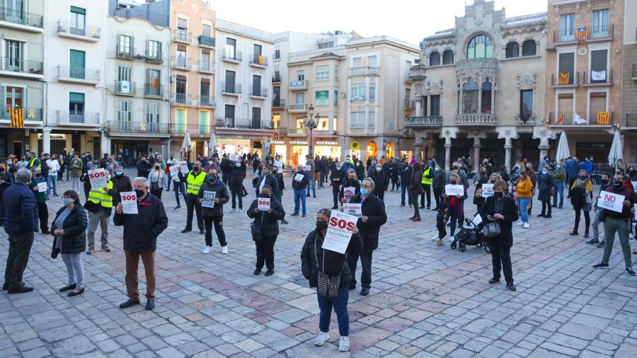 Un momento de la concentración de protesta de los hosteleros y restauradores de Reus, ayer en la plaza Mercadal. FOTO: ALBA MARINÉ