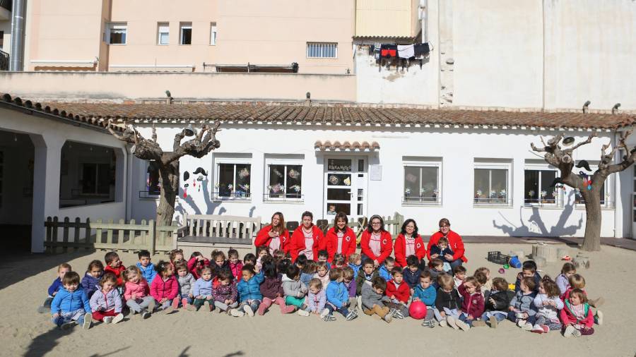 Fotografia de família de la majoria d’infants i mestres que actualment té la llar situada al carrer d’en Sardà. FOTO: Alba Mariné