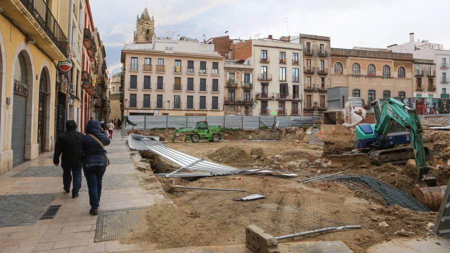 El viento ha tirado al suelo las planchas que protegían las obras de construcción del nuevo hotel del Pallol. Foto: Alba Mariné
