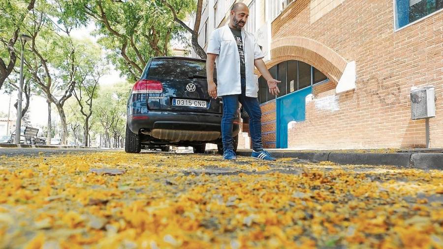 José Ortiz trabaja en Sant Josep Obrer y asegura que las flores son un incordio. FOTO: A. Mariné