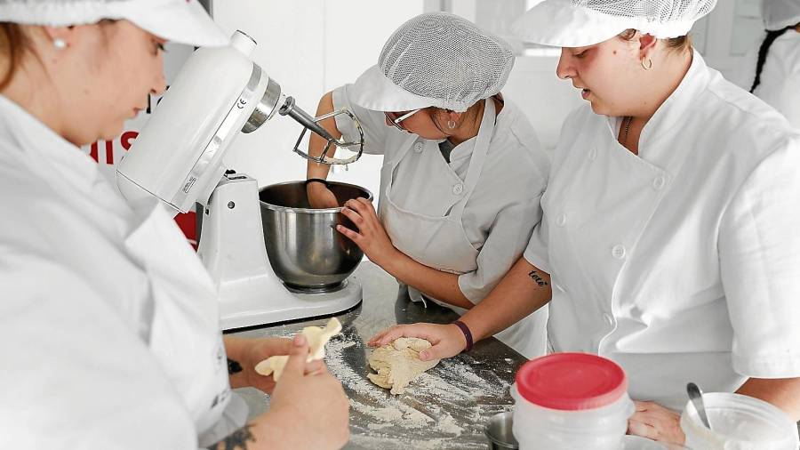 Las alumnas del grupo de pastelería en el Espai de Trobada. FOTO: Fabián Acidres