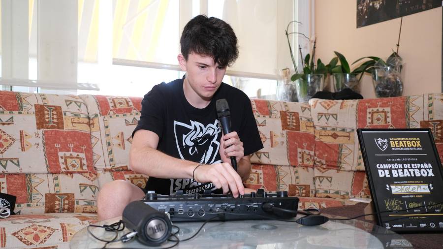 El jove reusenc Marc Mas Vidal tot creant composicions musicals a casa seva. FOTO: Fabián Acidres