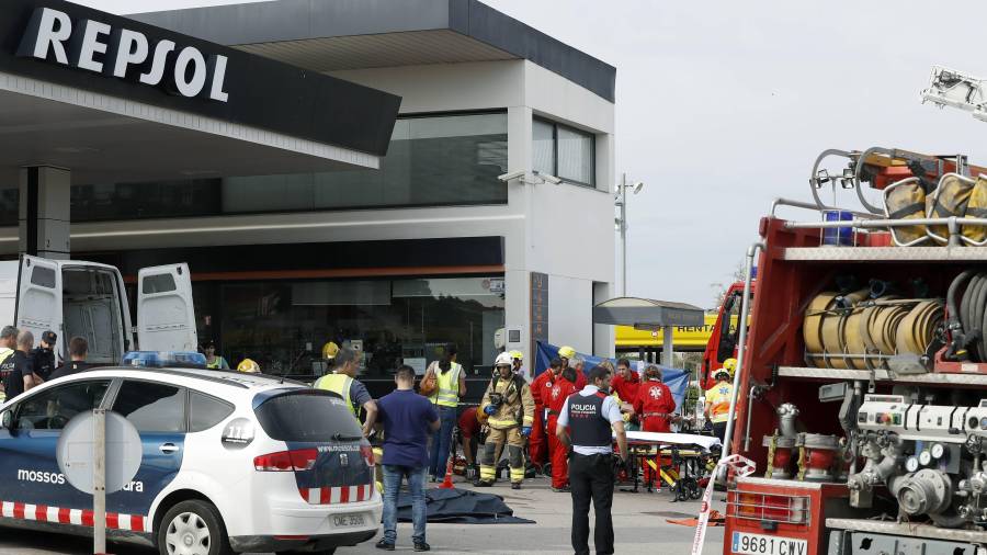 Los Bomberos de la Generalitat han rescatado con vida, aunque en estado muy grave, a uno de los dos operarios. Foto: EFE