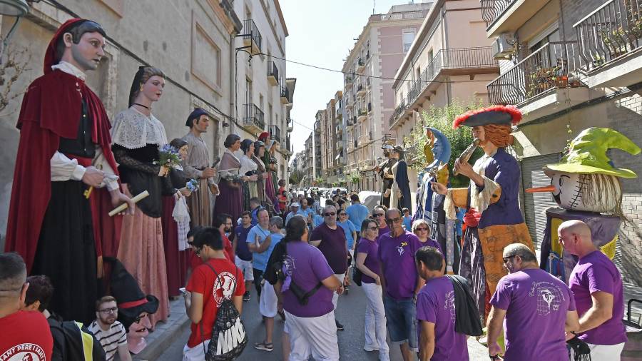 Cerca de diez entidades participaron este domingo en la Trobada Gegantera, que recorrió las calles de la Part Baixa. Foto: A. González