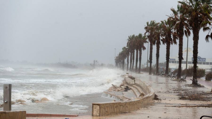 Imatge d’ahir a la platja de l’Arenal de l’Ampolla, un altre punt crític durant els temporals. FOTO: JOAN REVILLAS