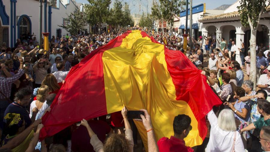 La bandera de España más larga del mundo, de cincuenta metros de largo por cinco de ancho, ha sido desplegada hoy en la localidad malagueña de Fuengirola. EFE