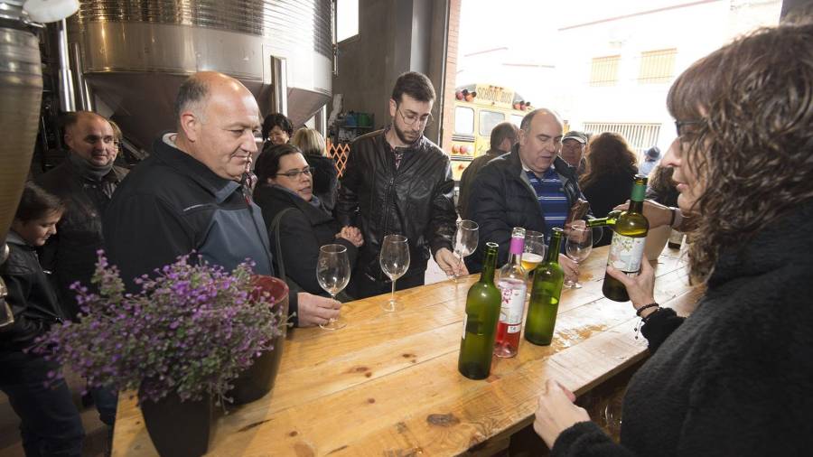 Imatge de l’acte de presentació dels nous vins del 2017, ahir a la Cooperativa de Batea. FOTO: Joan Revillas