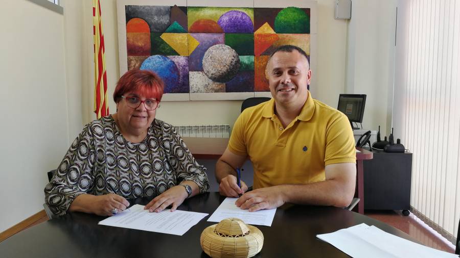 Nuria Güell y Gerard Colet firmando el pacto en Bellvei.