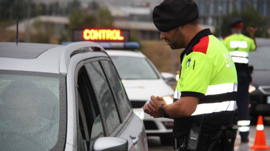 Un agent dels Mossos d’Esquadra fent un control a la carretera. FOTO: acn