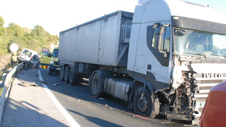 Imatge dels dos vehicles implicats en l'accident. Foto: Àngel Juanpere