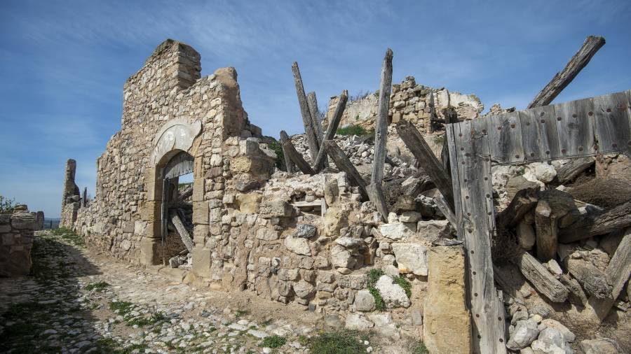 Els temporals Glòria i Filomena han acabat de malmetre les restes del Poble Vell. FOTO: JOAN REVILLAS