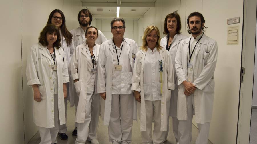 Inglés, en el centro de la imagen, junto al equipo de la Unitat de Vigilància de la Salut del Hospital Sant Joan de Reus. FOTO: CEDIDA