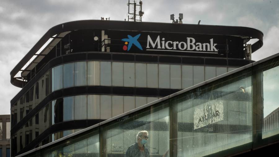 CaixaBank quiere enfocar el ajuste con la máxima voluntariedad posible.FOTO: EFE