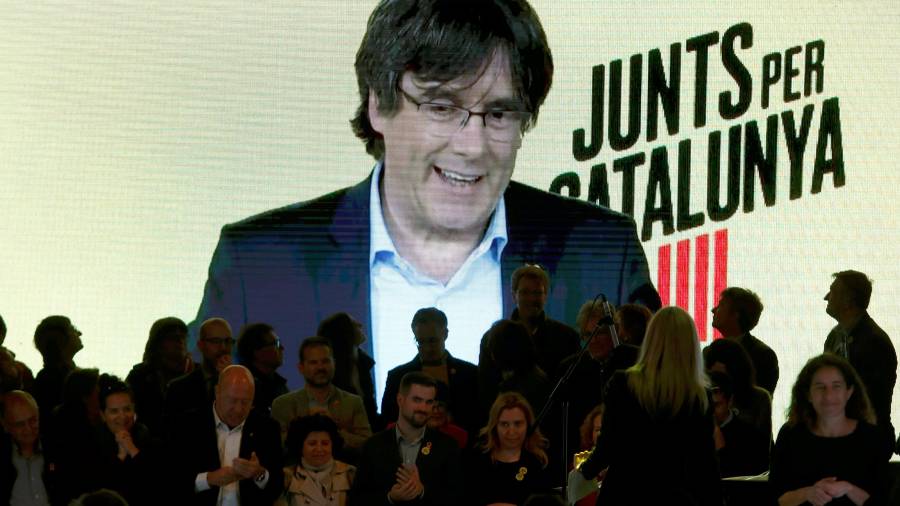 El expresidente catalán Carles Puigdemont (en la pantalla, por videoconferencia desde Bruselas) interviene en el acto de final de campaña de JxCat en Barcelona. EFE/Toni Albir