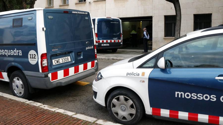 Furgonetes i cotxes dels Mossos d'Esquadra a les portes dels jutjats de Tarragona després de traslladar detinguts pendents depassar a disposició judicial. Foto: ACN