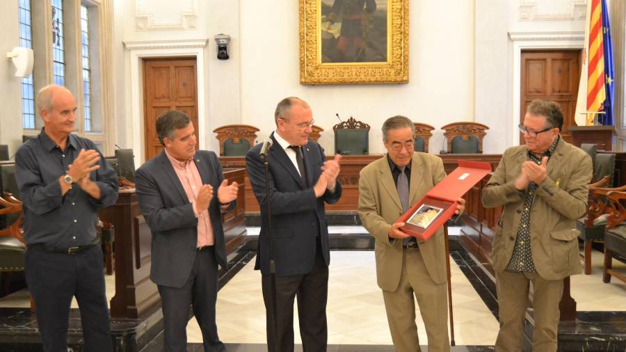 Antoni Zaragoza, rebent la placa commemorativa de mans de l’alcalde, Carles Pellicer, el passat mes de juny. FOTO: CEDIDA