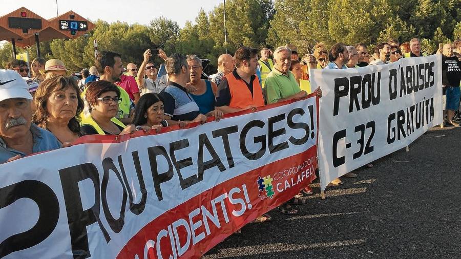Imagen de una manifestación en Calafell para pedir el fin de los peajes, incluidos los de la C-32, propiedad de la Generalitat. FOTO: JMB/DT