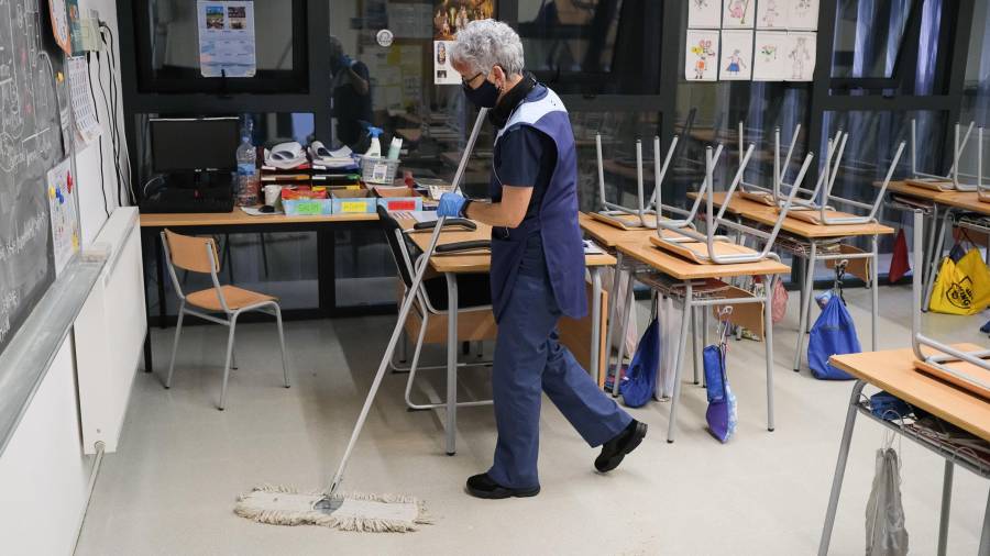 Una limpiadora barre una aula en Reus. FOTO: Fabián Acidres