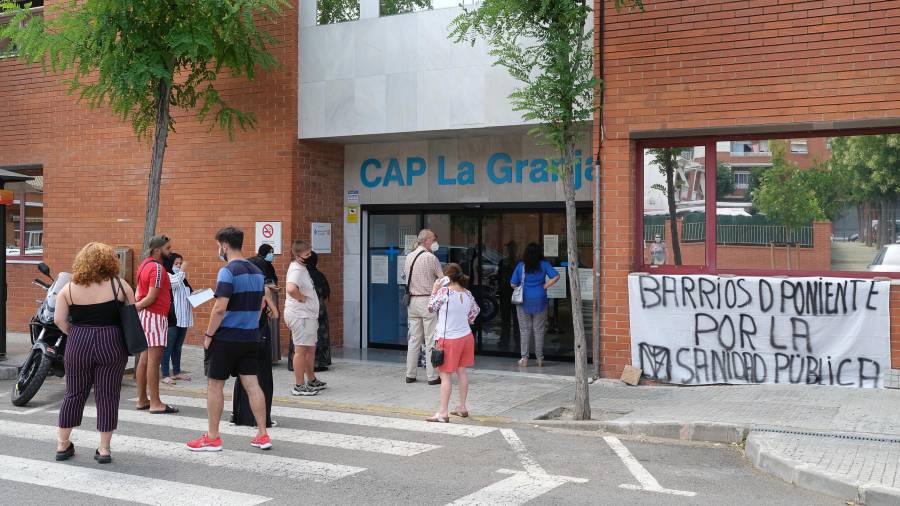Los pacientes del CAP La Granja-Torreforta que cuentan con cita concertada deben hacer cola fuera de las instalaciones. FOTO: FABIÁN ACIDRES